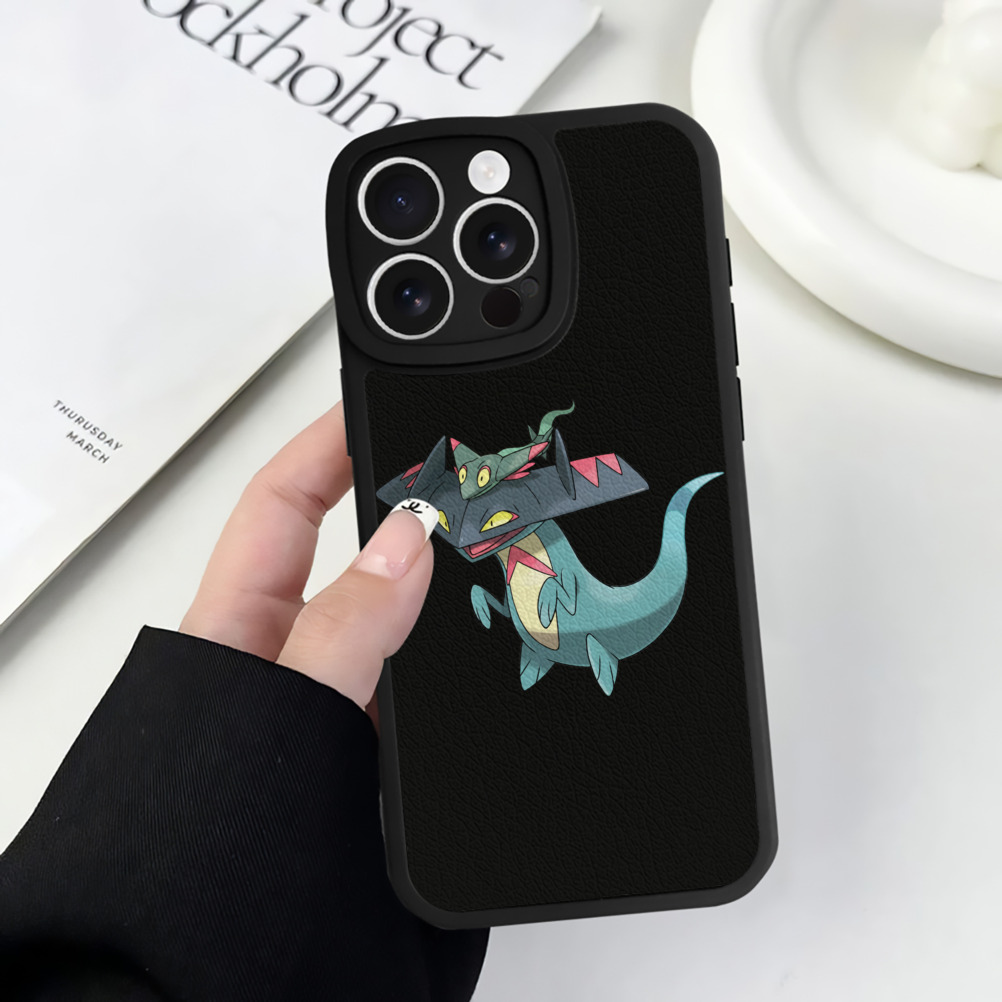 （画像用） ポケットモンスター Pokémon 【iPhone 16シリーズ対応】シリコンスマホケース（レザー調） 材質：シリコン